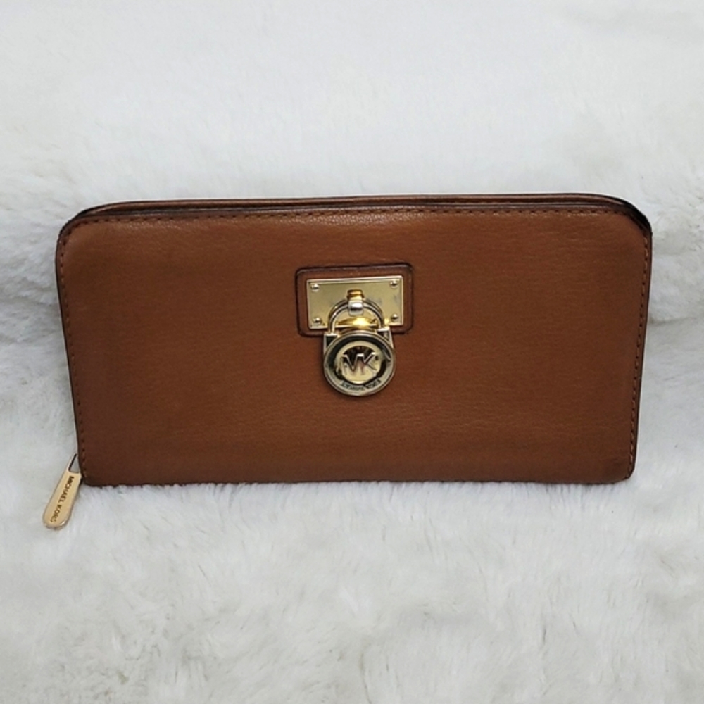 Michael Kors leather Hamilton wallet w/ gold lock